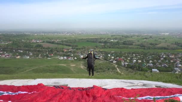 Αρχίζει το αλεξίπτωτο πλαγιάς. Πτέρυγα ανόδου paraglider — Αρχείο Βίντεο