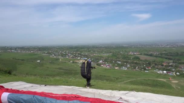 Begin van paragliding. Vleugel van paraglider stijgt — Stockvideo