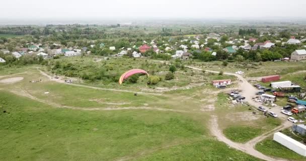 Paragliding in the mountains. Green fields, hills. — Stock Video