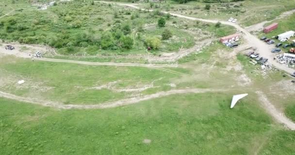 Planeador de aterrizaje peligroso y arriesgado en el campo. — Vídeo de stock