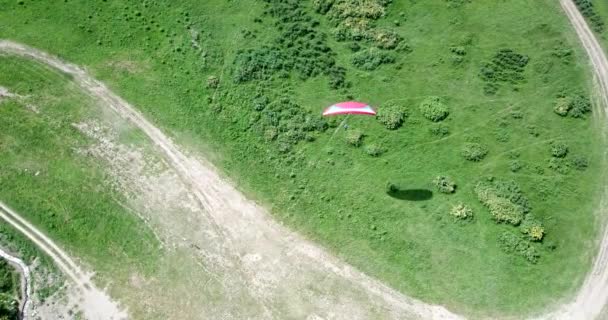 Paragliding v horách. Zelená pole, kopce. — Stock video