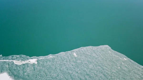 La frontière entre la glace et le lac. — Photo
