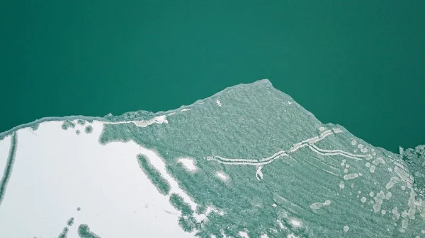 A fronteira entre o gelo e o lago. — Fotografia de Stock
