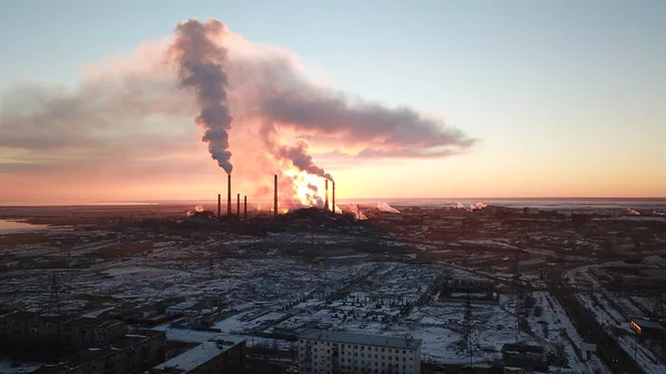 Um pôr-do-sol épico e uma fábrica de tabaco. — Fotografia de Stock