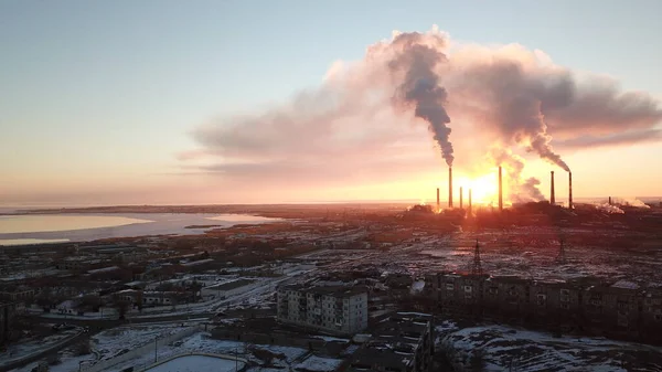 Um pôr-do-sol épico e uma fábrica de tabaco. — Fotografia de Stock