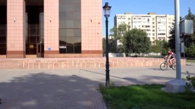 Bir bisikletçi şehre doğru gidiyor..