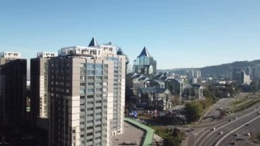 Almaty 'nin şehir yolunda bisiklet sürmek.