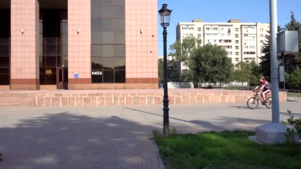 Een fietser rijdt door de stad. — Stockvideo