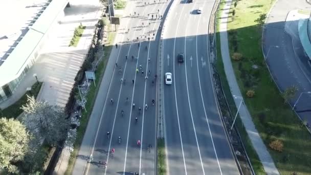 Balade à vélo sur la route urbaine d'Almaty. — Video