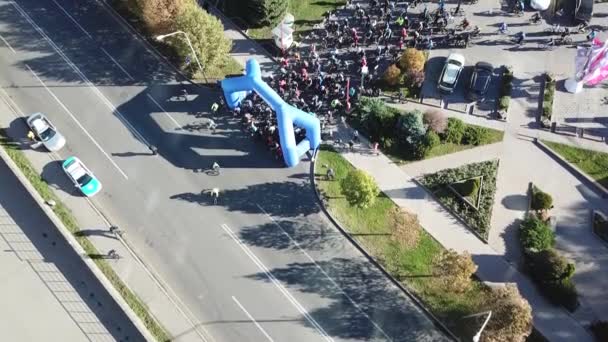 Passeio de bicicleta na estrada da cidade de Almaty. — Vídeo de Stock