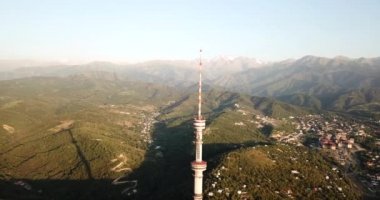 Kok Tobe, Almaty 'nin yeşil tepelerindeki büyük TV kulesi.