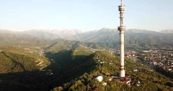 アルマトイの緑の丘の上にある大きなテレビ塔 — ストック動画