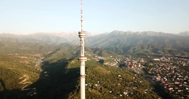 Kok Tobe grote tv toren op de groene heuvels van Almaty — Stockvideo