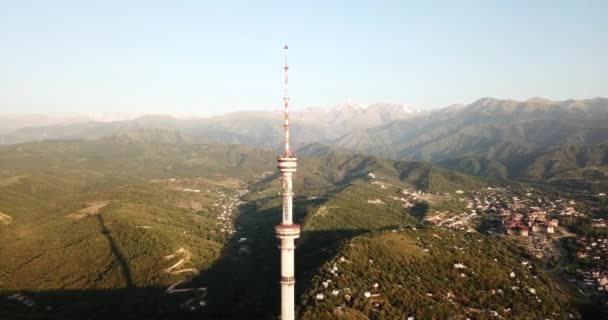 Kok Tobe velká televizní věž na zelených kopcích Almaty — Stock video