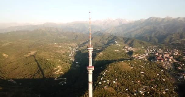 Kok Tobe gran torre de televisión en las verdes colinas de Almaty — Vídeo de stock