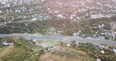 Almaty şehrinin üzerinde kızıl gün batımı.