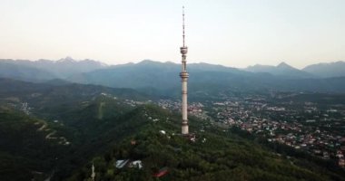Kok Tobe, Almaty 'nin yeşil tepelerindeki büyük TV kulesi.