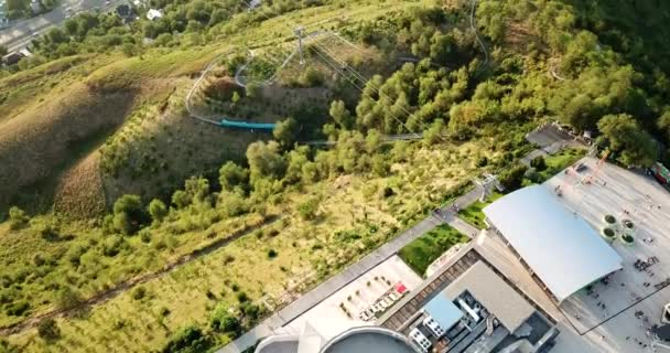 アルマトイの緑の丘の上にある大きなテレビ塔 — ストック動画