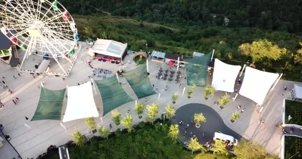 Grande roue sur la colline verte Kok Tobe au coucher du soleil — Video