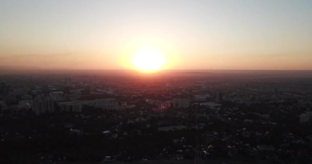 Coucher de soleil rouge sur la ville d'Almaty. — Video
