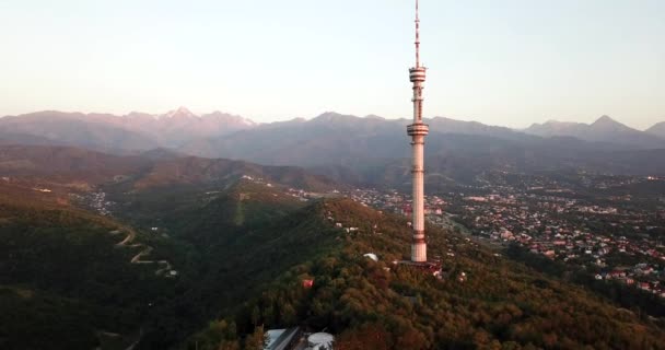 Kok Tobe grote tv toren op de groene heuvels van Almaty — Stockvideo