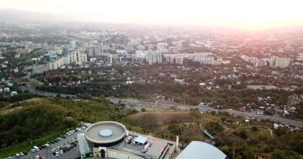 Röd solnedgång över staden Almaty. — Stockvideo