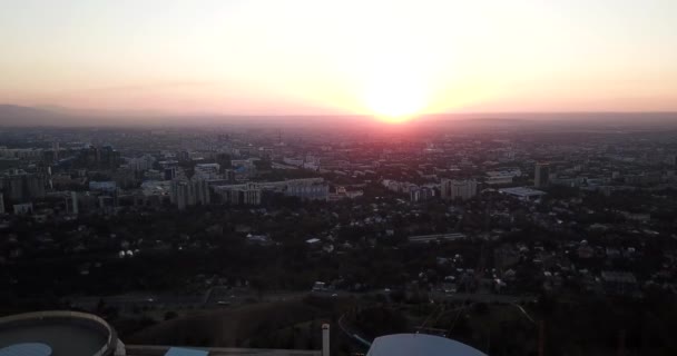 Almaty şehrinin üzerinde kızıl gün batımı. — Stok video