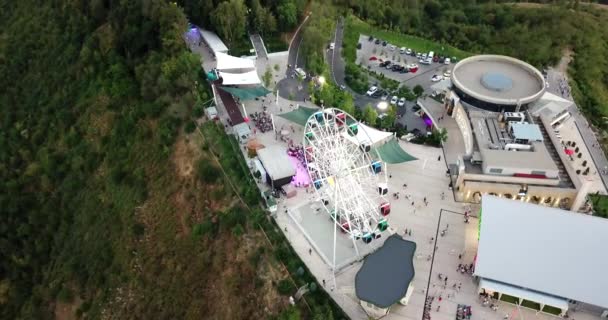 Kok Tobe grande tour de télévision sur les collines verdoyantes d'Almaty — Video