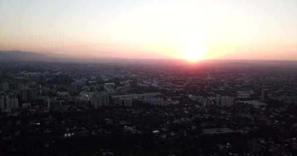 Almaty şehrinin üzerinde kızıl gün batımı. — Stok video