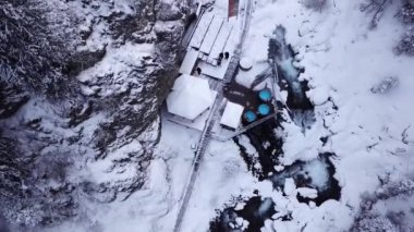 Karlı ormanda ve dağlarda sıcak pınarlar