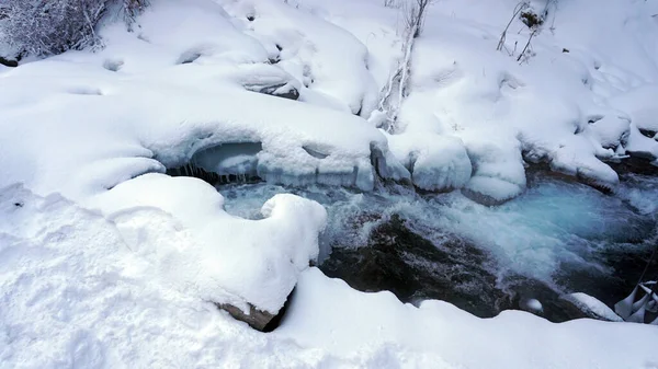 Чистая Горная Река Протекает Через Снежное Ущелье Металлический Мост Покрытый — стоковое фото