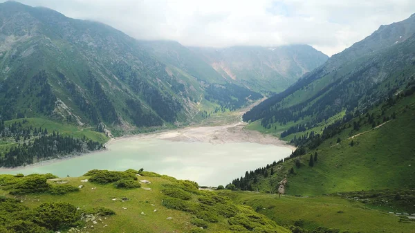 Grande Lago Almaty Montagna Colline Verdi Fiori Campi Nuvole Bianche — Foto Stock