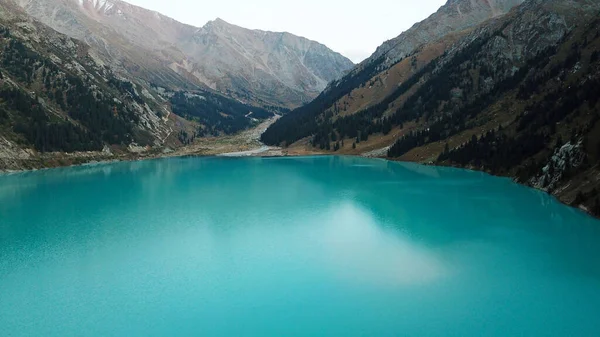 Grande Lago Almaty Montagna Colline Verdi Fiori Campi Nuvole Bianche — Foto Stock