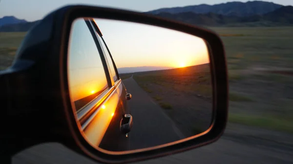 Вид Боковое Зеркало Автомобиля Оранжевый Рассвет Над Холмами Машина Едет Лицензионные Стоковые Фото