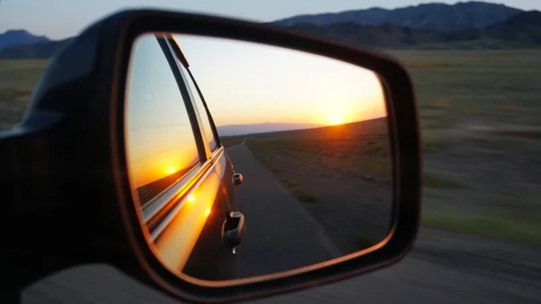 Vue Dans Rétroviseur Latéral Voiture Aube Orange Dessus Des Collines Photos De Stock Libres De Droits