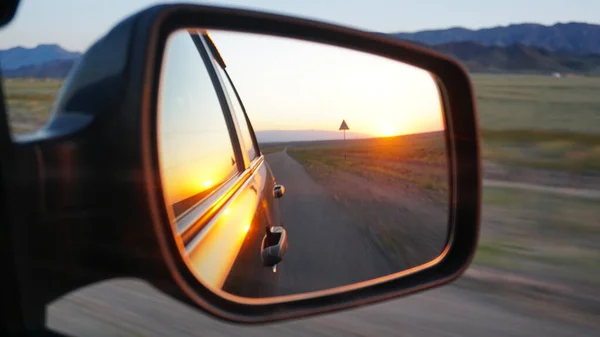 Вид Боковое Зеркало Автомобиля Оранжевый Рассвет Над Холмами Машина Едет Стоковое Изображение