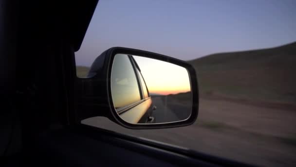 Vista en el retrovisor lateral del coche. — Vídeos de Stock