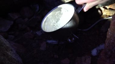 Kullan-at telefondan pişirme işlemi.