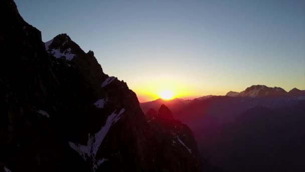 Epický rudý úsvit na vrcholu zasněžených hor. — Stock video
