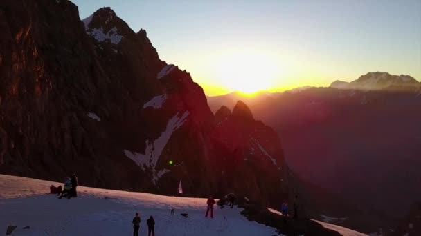 Epikus vörös hajnal a havas hegyek tetején. — Stock videók