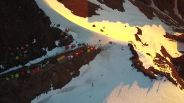 Karlı dağlarda dağcılık kampı.