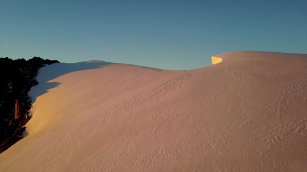 Epic rojo amanecer en la cima de las montañas nevadas. — Vídeo de stock