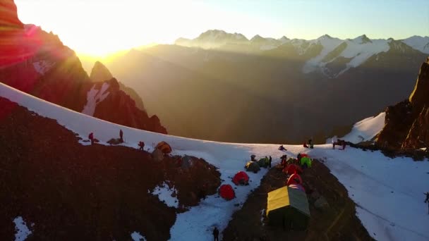 Campo di alpinismo sulle montagne innevate. — Video Stock