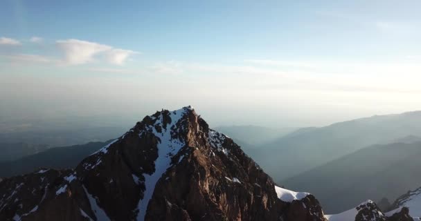 Enorme sneeuwbergen. Uitzicht vanaf een drone. — Stockvideo