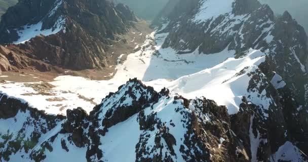 巨大的雪山。从无人机上看到的. — 图库视频影像