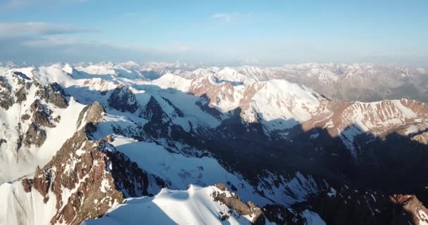 Enorme sneeuwbergen. Uitzicht vanaf een drone. — Stockvideo