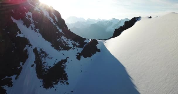 Un gran grupo de escaladores sube a la cima. — Vídeo de stock