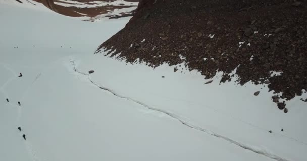 Большая группа альпинистов поднимается на вершину. — стоковое видео