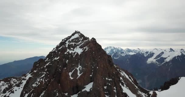 Kocaman kar dağları. Bir İHA görüntüsü. — Stok video