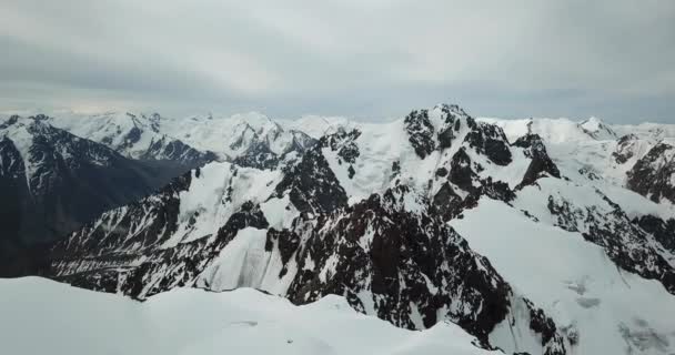 D'énormes montagnes de neige. Vue depuis un drone. — Video